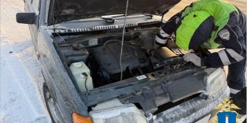 Дорожные полицейские в Майнском районе помогли семье на замерзшей трассе