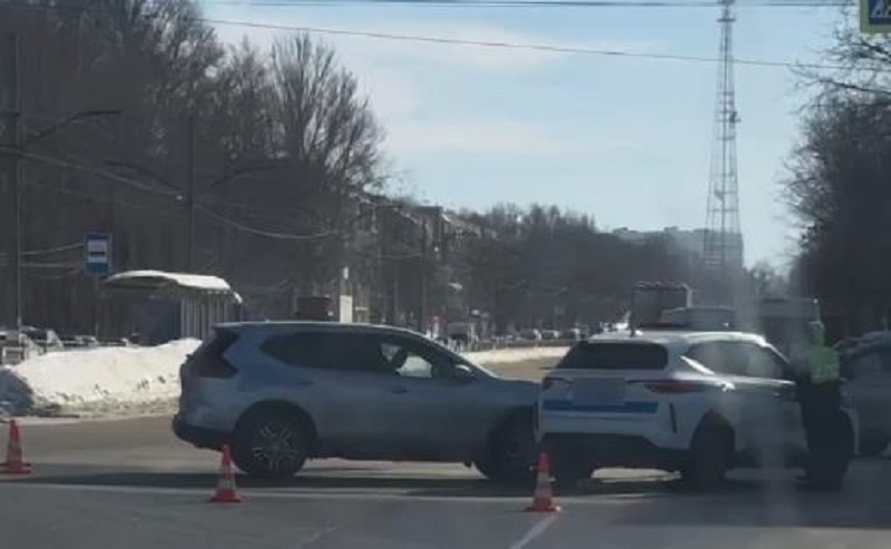 Кроссовер столкнулся с автомобилем ДПС на севере Ульяновска