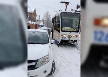 Трамваи на Радищева встали из-за припаркованного авто