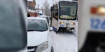 Трамваи на Радищева встали из-за припаркованного авто