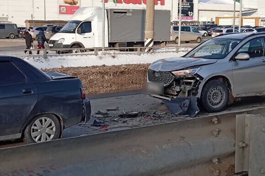 ДТП у «Аквамолла» парализовало движение по Минаевскому мосту