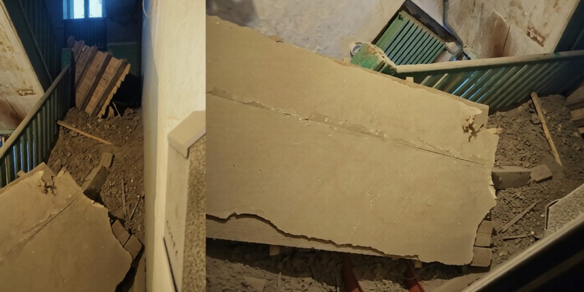 В в подъезде дома на улице Ростовской в Ульяновске рухнул потолок