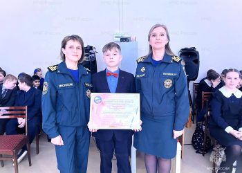 Ульяновскому школьнику вручили награду МЧС за спасение двух мальчиков на пляже