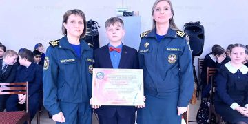 Ульяновскому школьнику вручили награду МЧС за спасение двух мальчиков на пляже