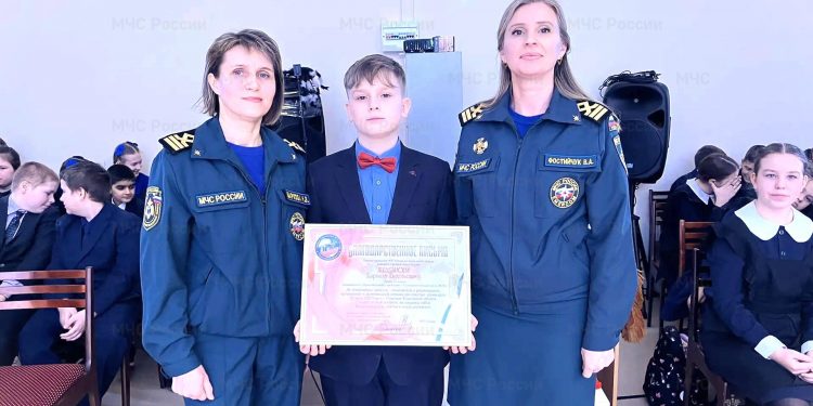 Ульяновскому школьнику вручили награду МЧС за спасение двух мальчиков на пляже