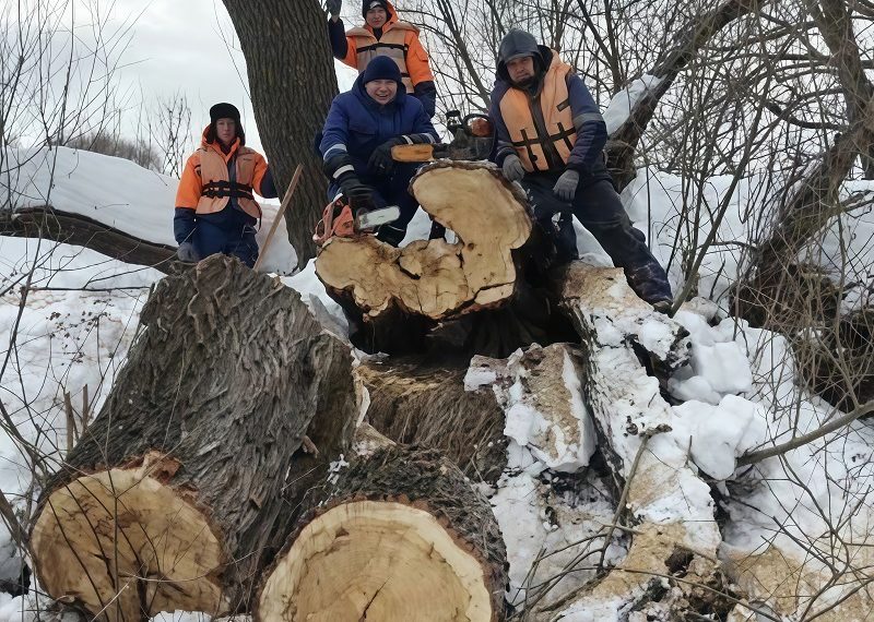 Ульяновские спасатели расчистили русло Свияги для предотвращения паводка