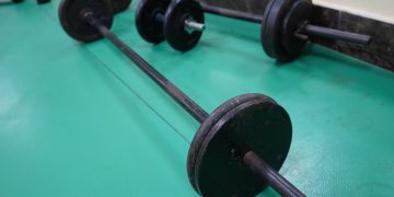 Сурчанин бросил в женщину 5-килограммовый диск от штанги