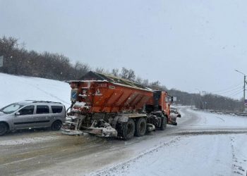 В Ульяновске за сутки высыпали на дороги больше 500 тонн песка и реагентов