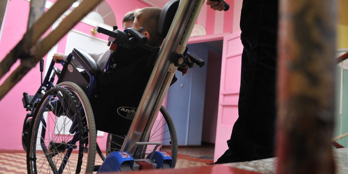 Как в Ульяновской области быстро получить инвалидную коляску или слуховой аппарат