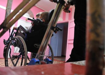 Как в Ульяновской области быстро получить инвалидную коляску или слуховой аппарат