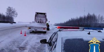 Ульяновские гаишники помогли водителю фуры, застрявшей на трассе в 25-градусный мороз