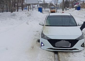 Автомобиль застрял на трамвайных путях в Ульяновске: движение остановлено