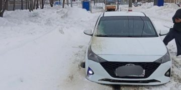 Автомобиль застрял на трамвайных путях в Ульяновске: движение остановлено