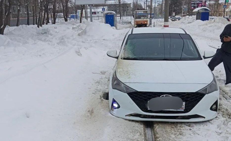 Автомобиль застрял на трамвайных путях в Ульяновске: движение остановлено