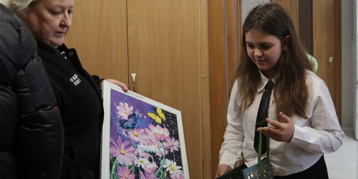 В память об отце-герое ульяновская школьница подарила картину его дивизии