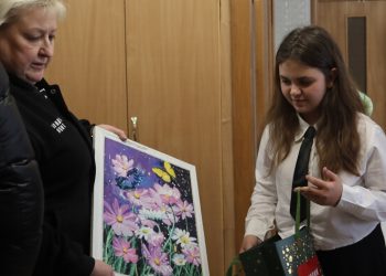 В память об отце-герое ульяновская школьница подарила картину его дивизии