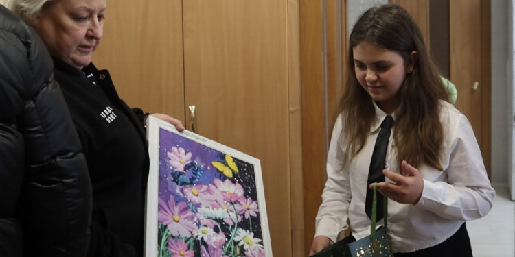 В память об отце-герое ульяновская школьница подарила картину его дивизии