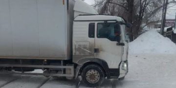 В Ульяновске из-за буксующей фуры встали трамваи на Радищева