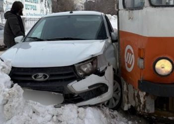 На севере Ульяновска легковушка на скорости врезалась в трамвай