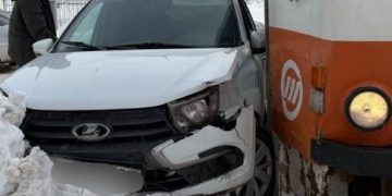 На севере Ульяновска легковушка на скорости врезалась в трамвай