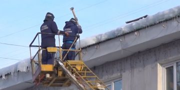 С кровель ульяновских зданий убирают снежные шапки и сосульки