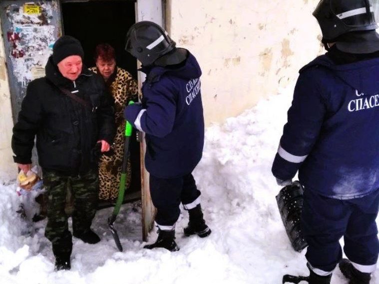 Ульяновские спасатели освободили заблокированные снегом подъезды на улице Жуковского