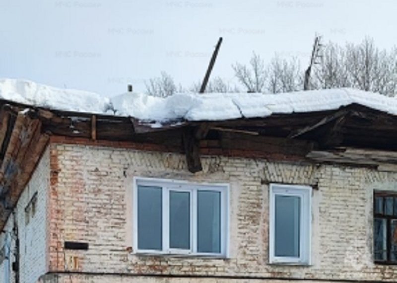 МЧС сообщает об обрушении кровли жилого дома в Барышском районе