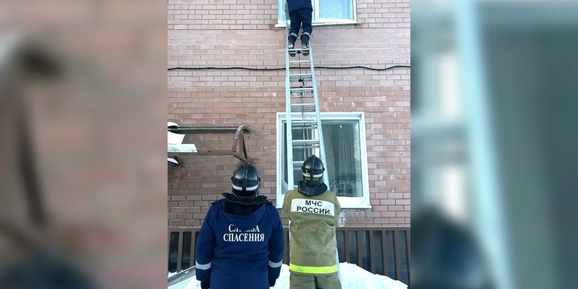 В Ульяновске малыш заперся в квартире на «ночник», помогли спасатели