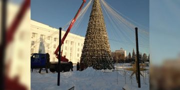 6 февраля «Горзеленхоз» приступил к демонтажу новогодней ёлки на Соборной площади в Ульяновске