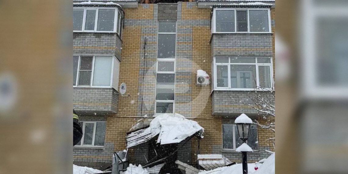 В Инзе обрушился фронтон над входом в подъезд многоквартирного дома