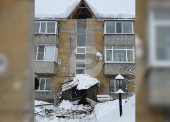 В Инзе обрушился фронтон над входом в подъезд многоквартирного дома