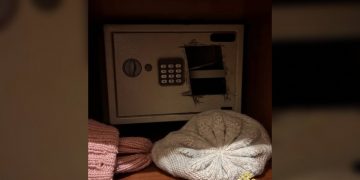 Жительницы Ульяновска взломали сейф родственника и отдали мошенникам миллион рублей