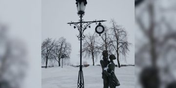 В Ульяновске восстановили разбитые вандалами часы у скульптуры «Влюблённые»
