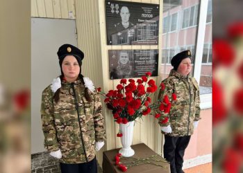 В двух школах Ульяновска открыли мемориальные доски участникам СВО