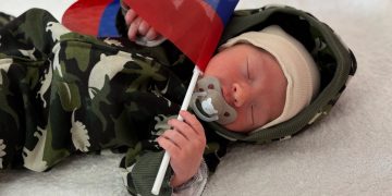 В Ульяновском областном роддоме малышей нарядили в камуфляж в честь Дня защитника Отечества