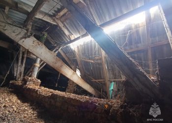 В Сурском из-за снега частично обрушилась кровля двухэтажного дома