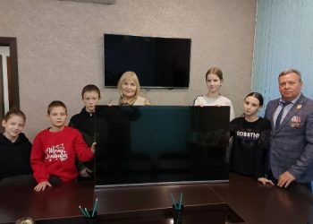Ветераны ульяновской Росгвардии подарили умный телевизор воспитанникам детдома
