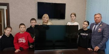 Ветераны ульяновской Росгвардии подарили умный телевизор воспитанникам детдома