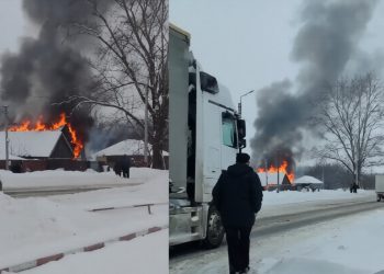 В Чердаклах загорелся двухквартирный дом — видео