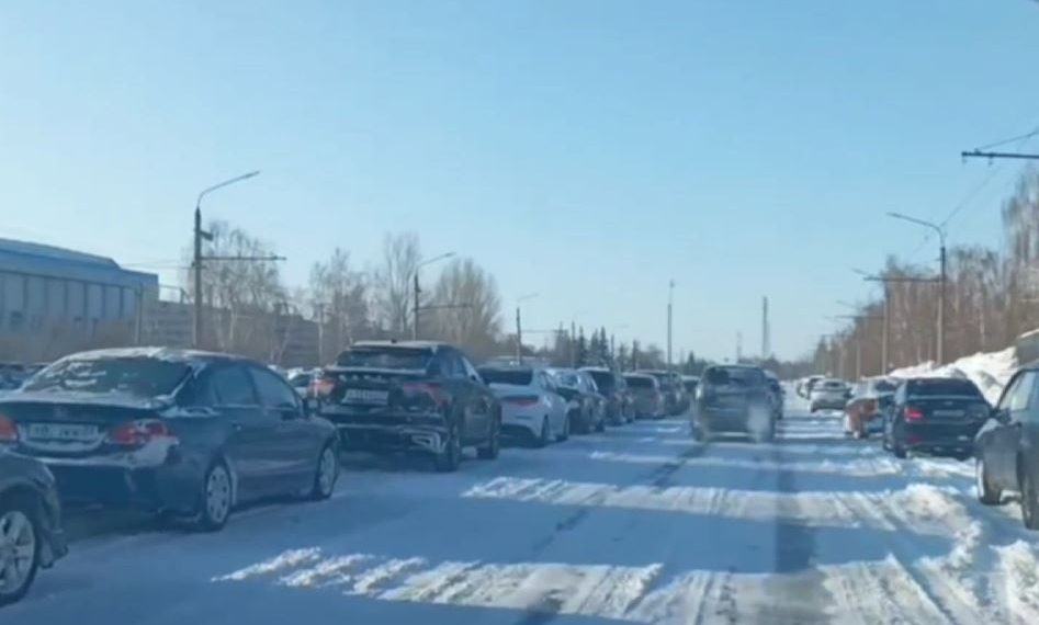 Из-за неправильной парковки троллейбусы в Заволжье не могут проехать к «Авиастару»