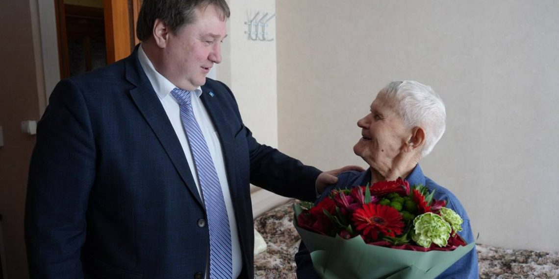 Глава Ульяновска поздравил с 99-летием ветерана и почётного гражданина Владимира Графова