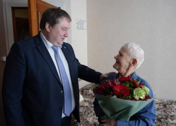 Глава Ульяновска поздравил с 99-летием ветерана и почётного гражданина Владимира Графова