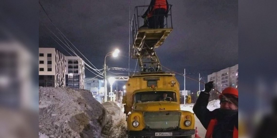 Ночью на проспекте Авиастроителей обновили контактную сеть для троллейбусов