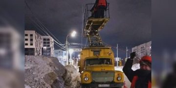 Ночью на проспекте Авиастроителей обновили контактную сеть для троллейбусов