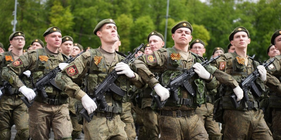 Русских и Болдакин поздравили причастных с Днём защитника Отечества