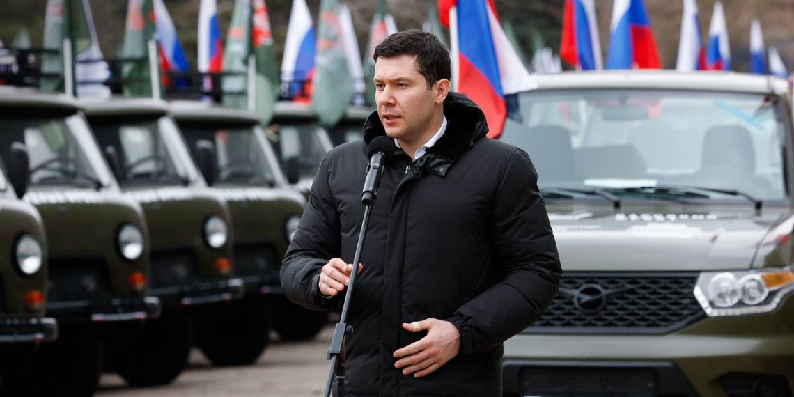 Глава Минпромторга РФ Алиханов передал ульяновские внедорожники бойцам СВО