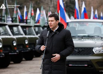 Глава Минпромторга РФ Алиханов передал ульяновские внедорожники бойцам СВО