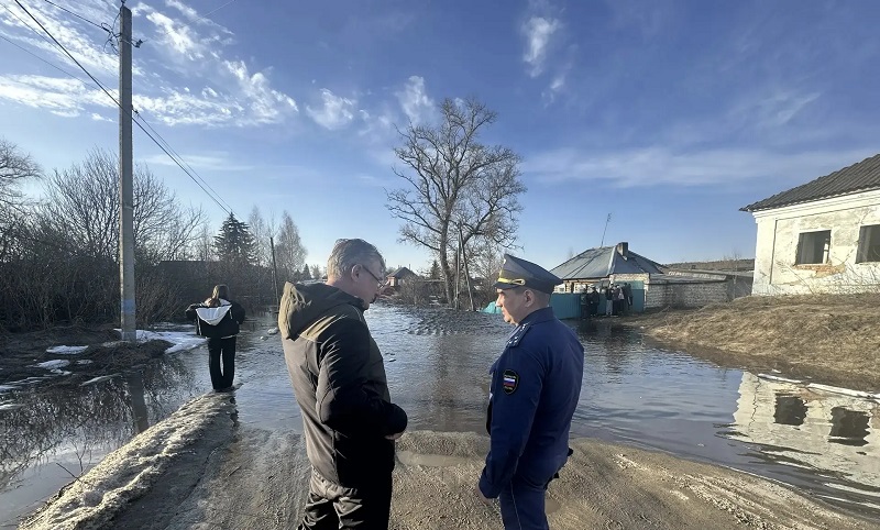 Прорвало дамбу частного пруда: жителей Труслейки затопило
