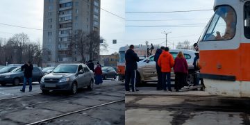 ДТП на Минаева: из-за двух аварий встали трамваи