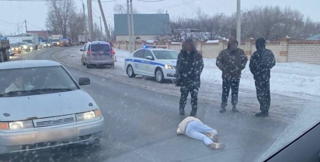 В Чердаклах женщина выбежала на дорогу под колёса легковушки